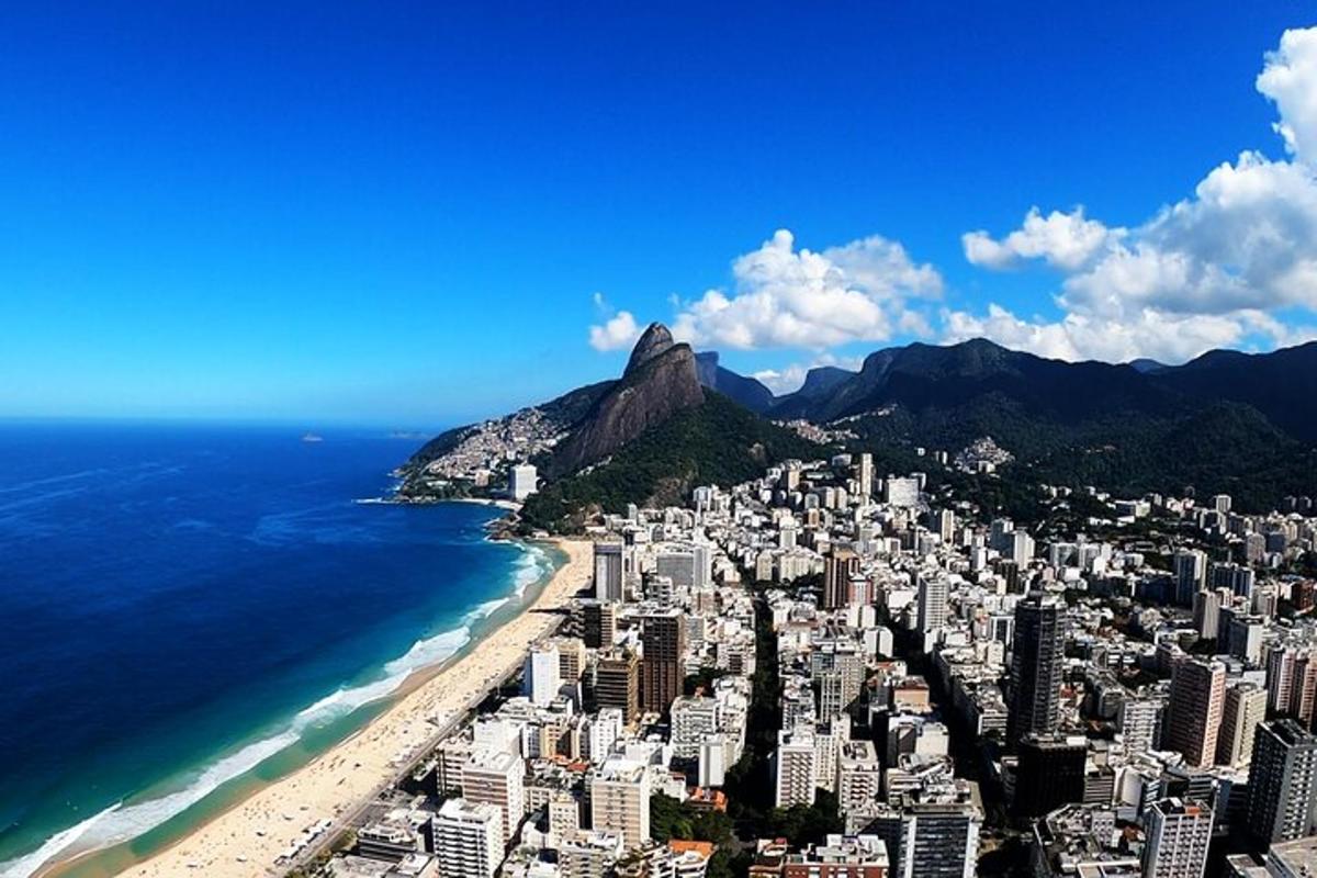 una vista aerea della città e dell'oceano