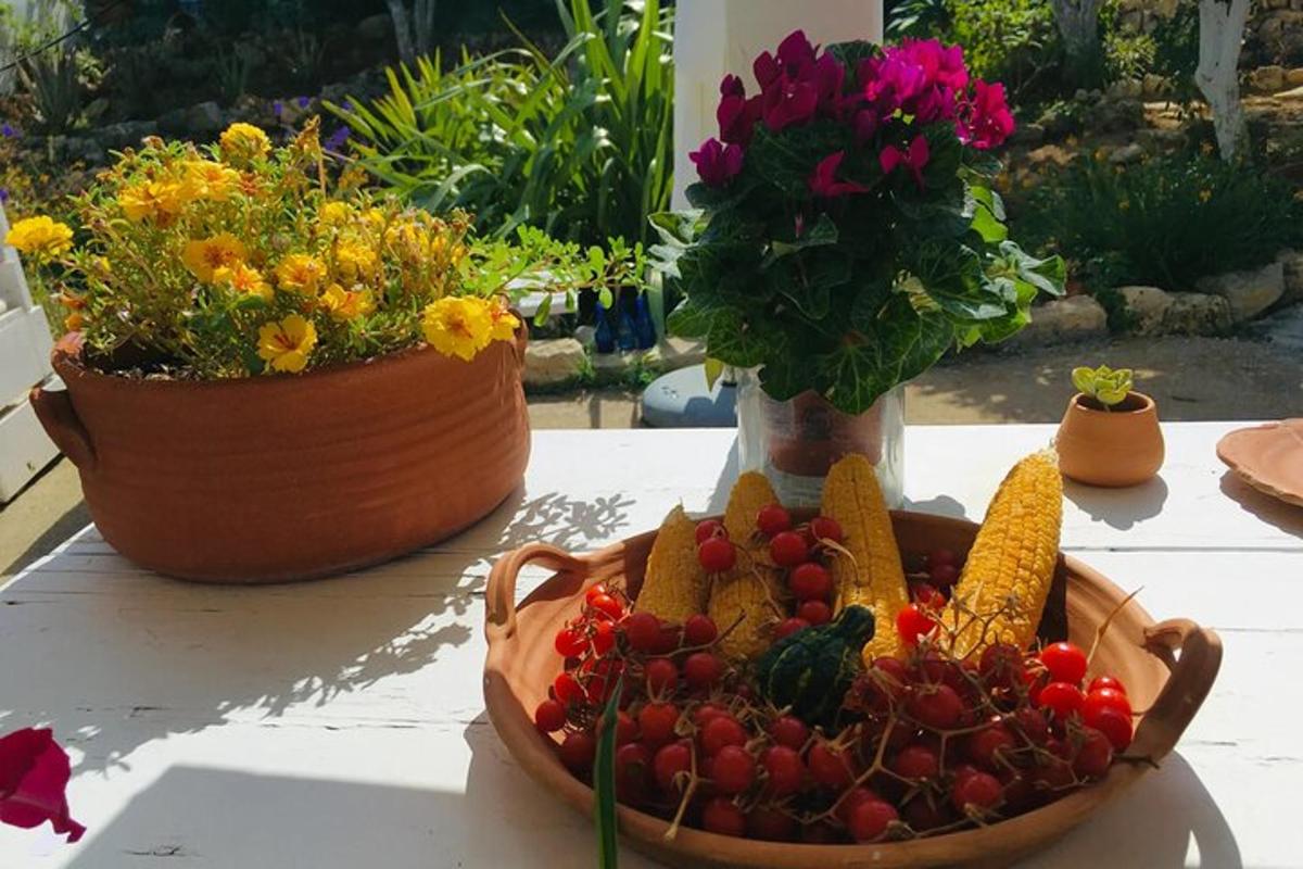 un cesto di frutta e verdura su un tavolo con fiori