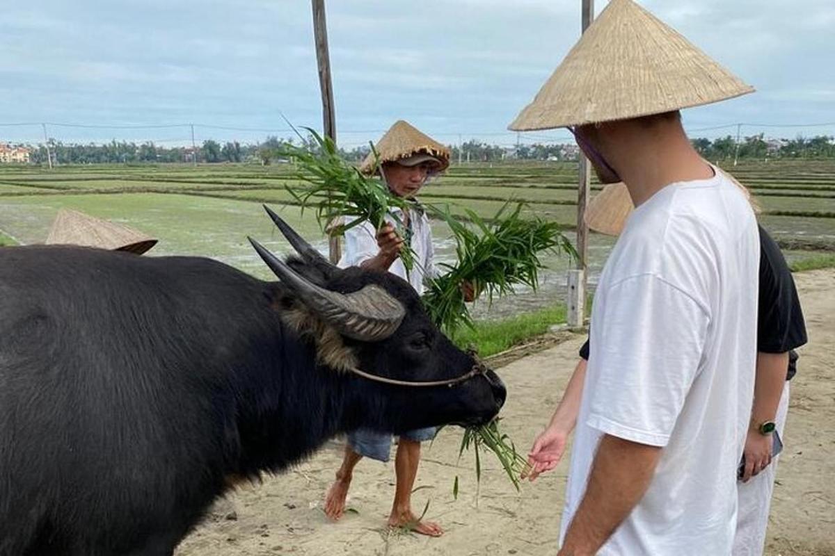 due uomini con cappelli in piedi accanto a un toro