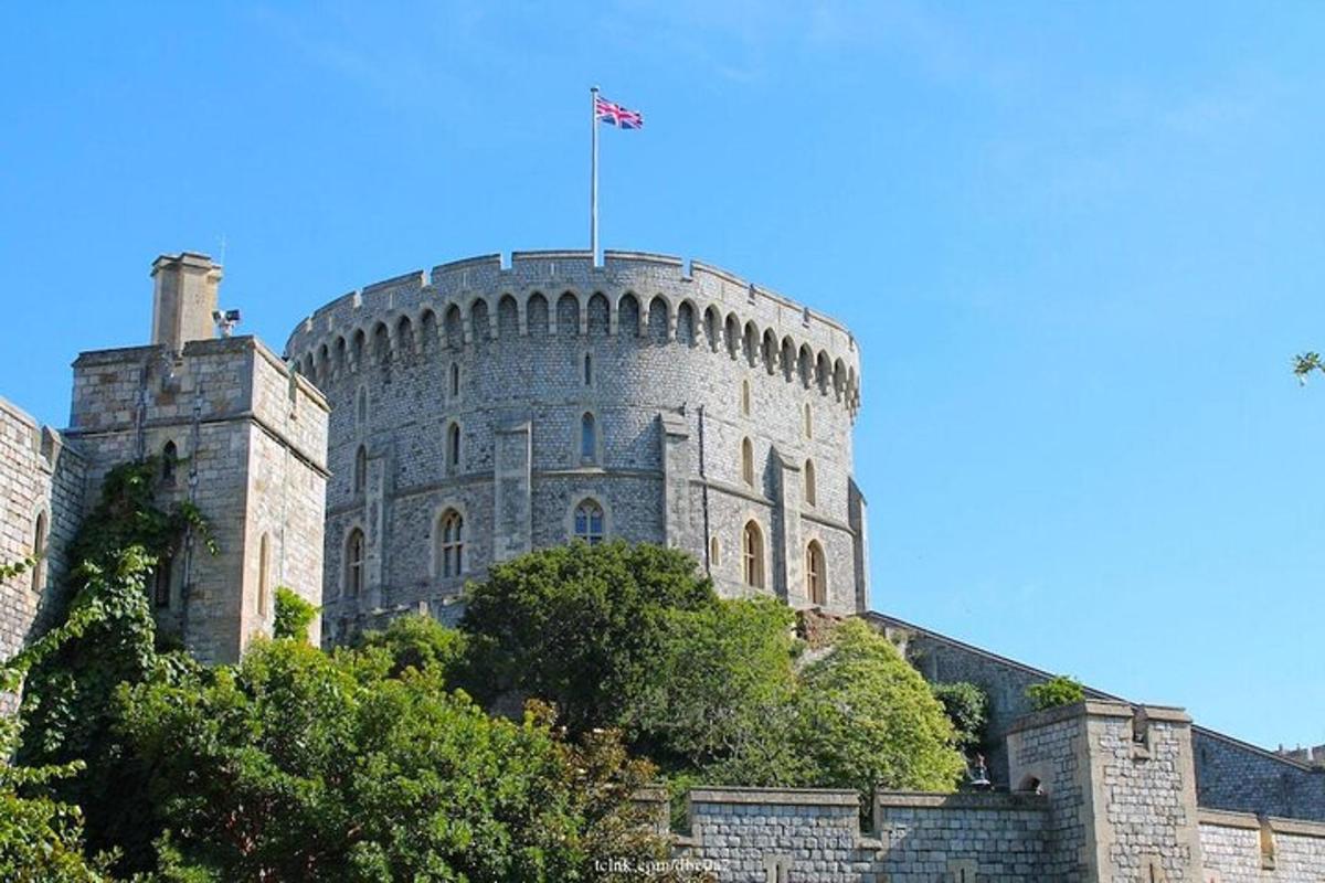 un castel cu un steag deasupra lui