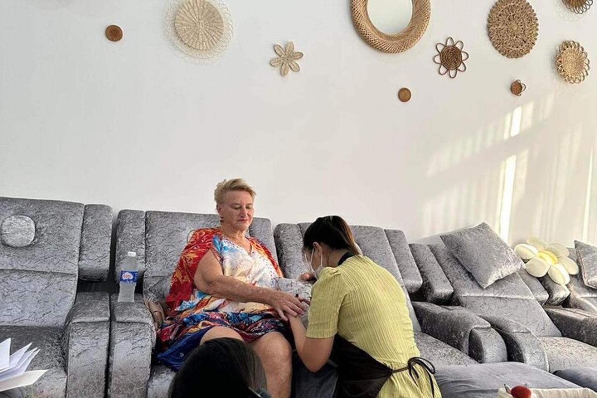 două femei așezate pe o canapea vorbind între ele