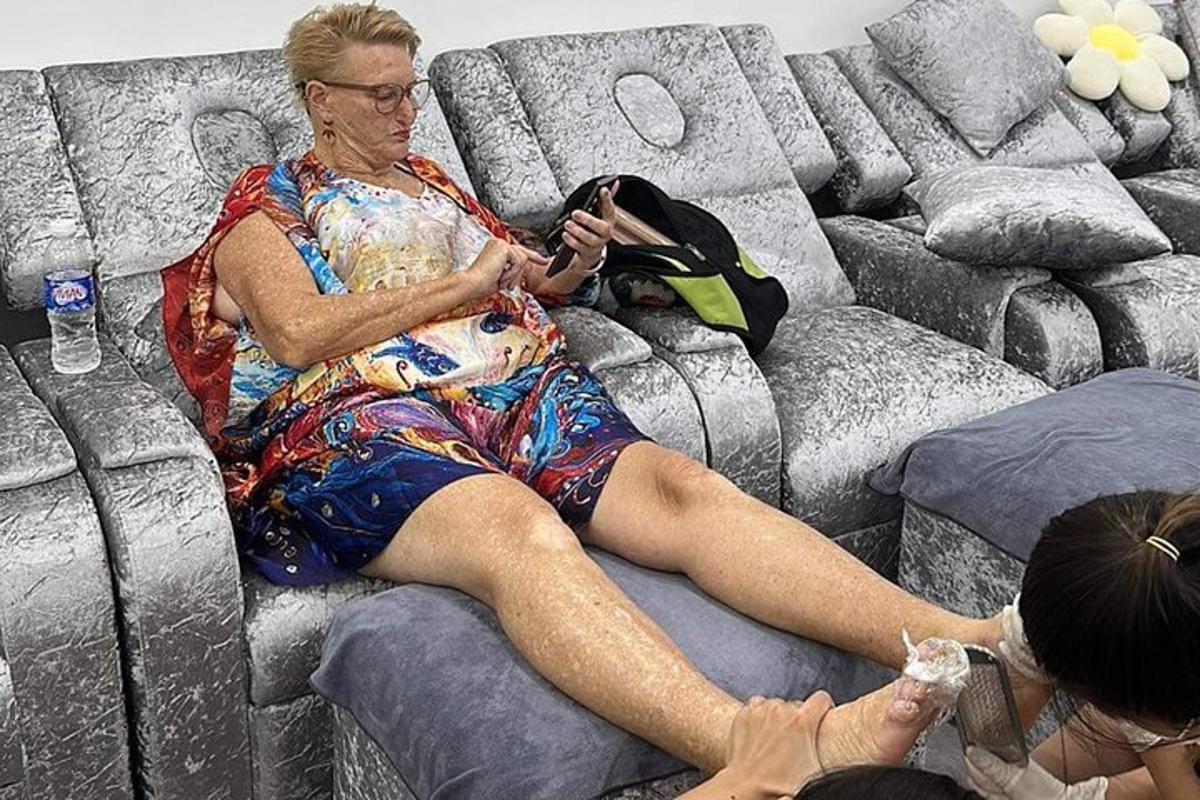 una dona asseguda en un sofà amb un gos
