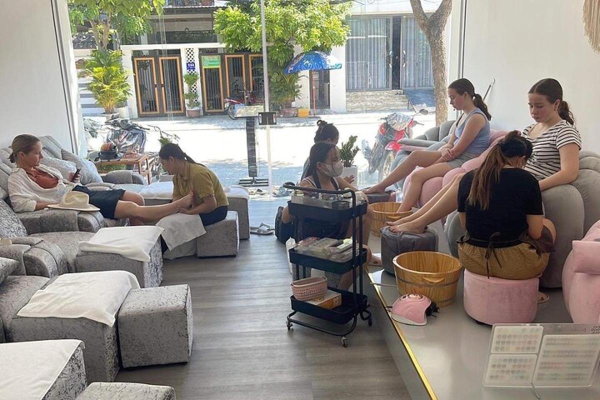 un grup de persones assegudes en sofàs en una habitació