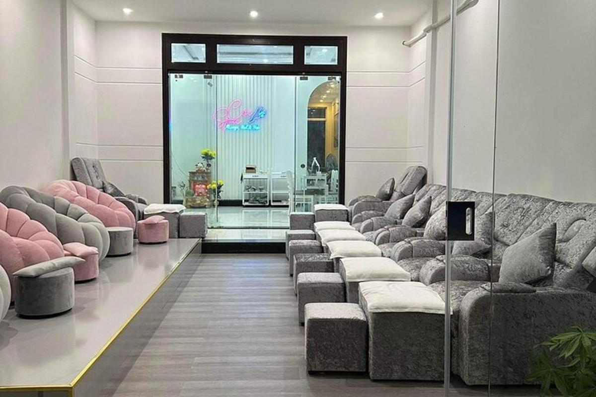 una sala d'espera amb sofàs i cadires en un edifici