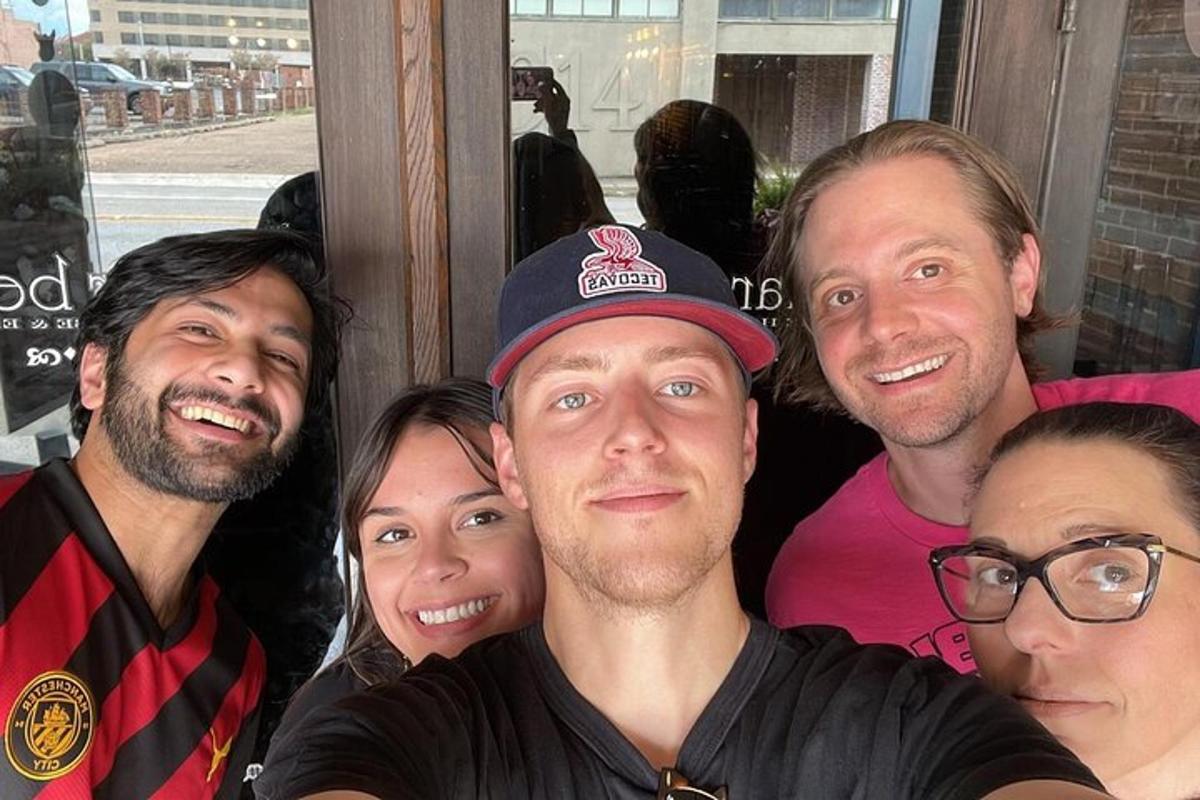 un gruppo di persone che posano per una foto
