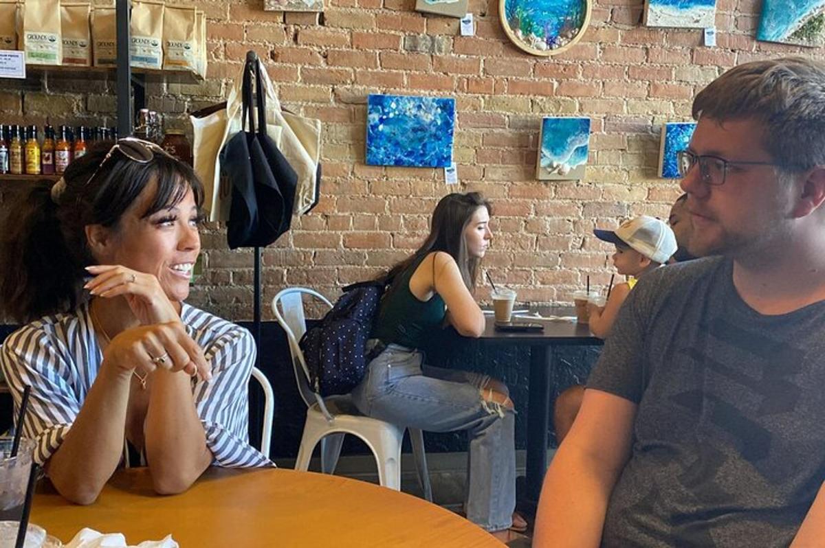 un uomo e una donna seduti a un tavolo in un ristorante