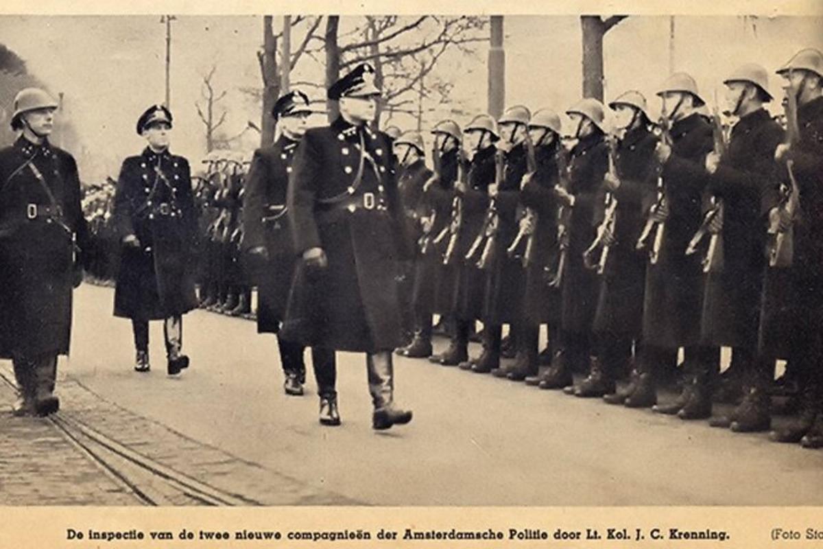 egy régi fotó egyenruhás katonák csoportjáról