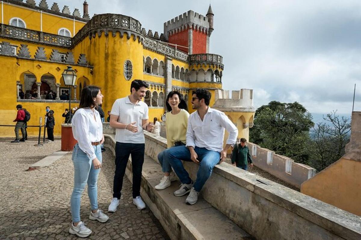 um grupo de pessoas em pé em frente a um prédio amarelo