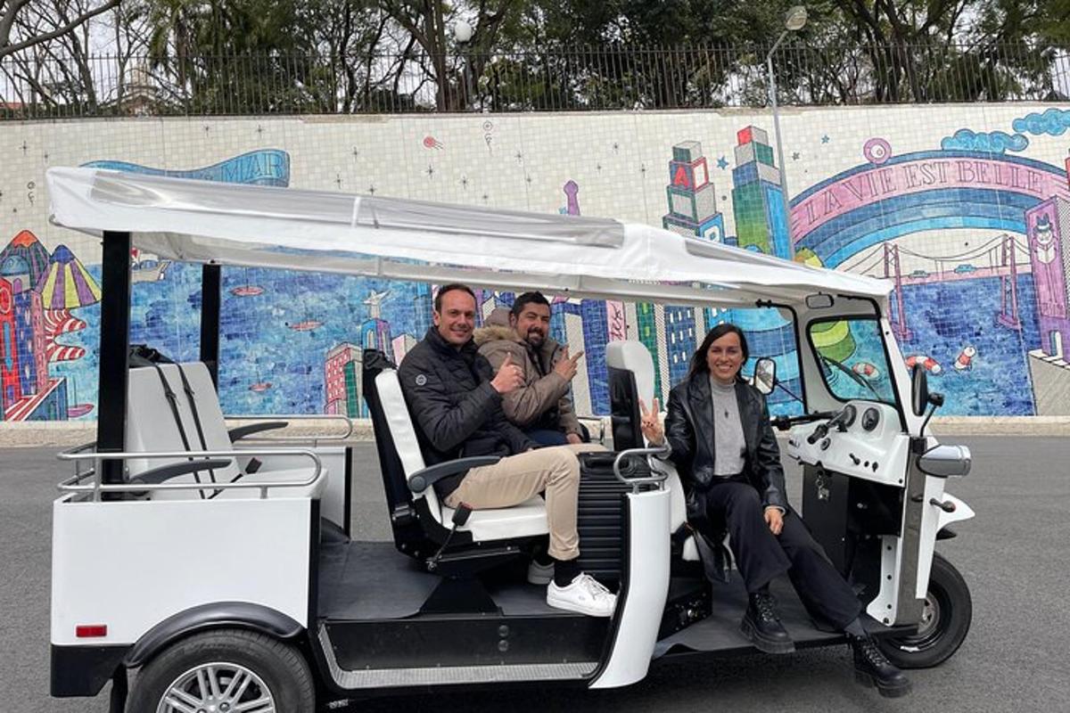 hópur fólks situr í golfbíl