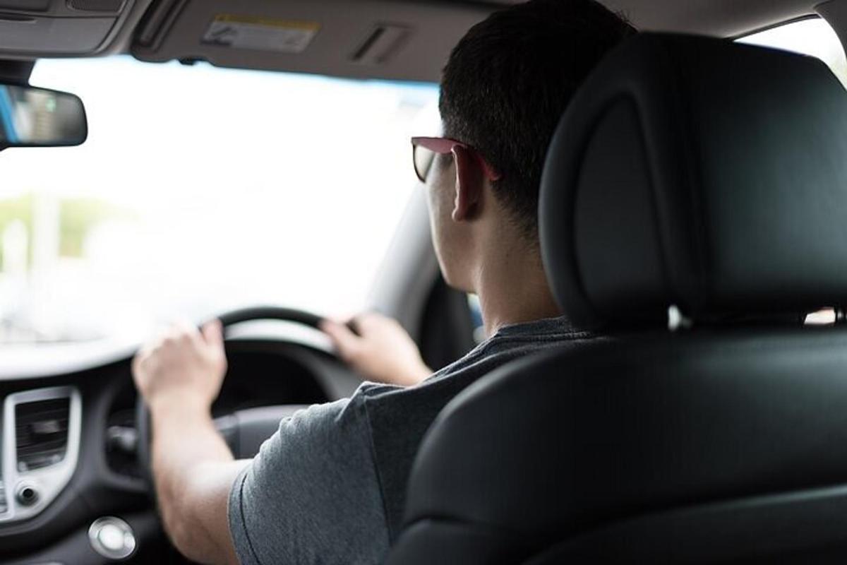 mees, kes juhib autot prillidega