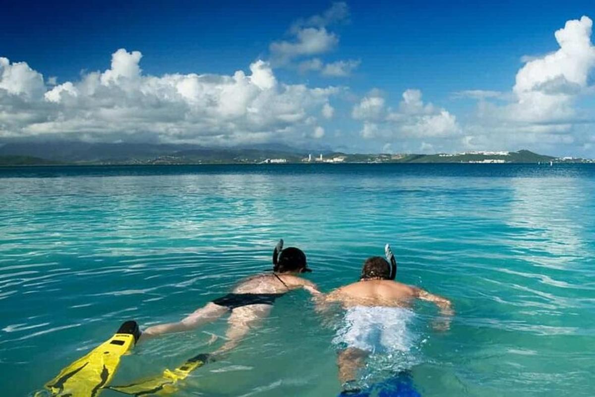 dva lidé plavají ve vodě v oceánu