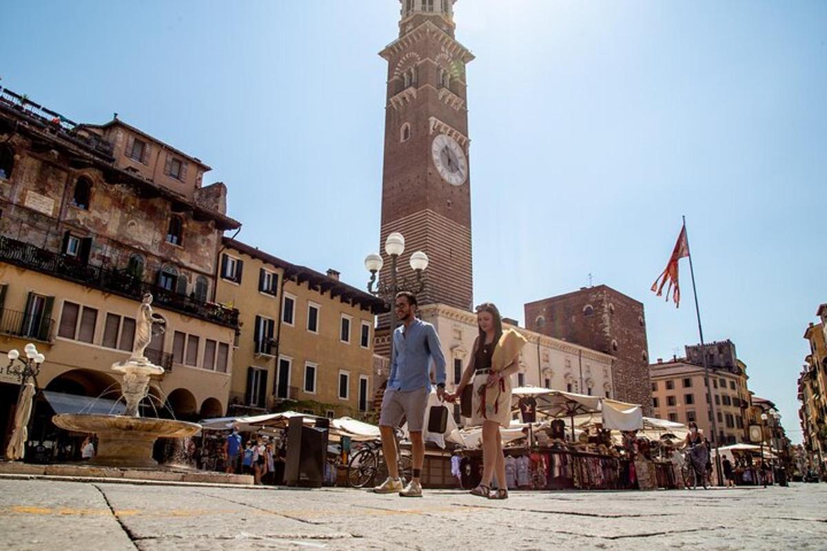 un uomo e una donna in piedi davanti a una torre dell'orologio