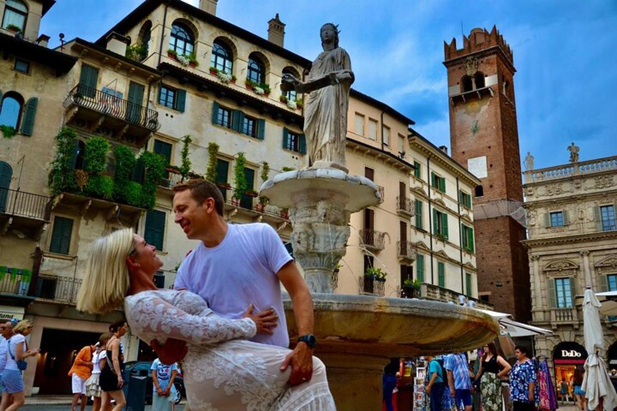 un uomo e una donna in piedi davanti a una fontana