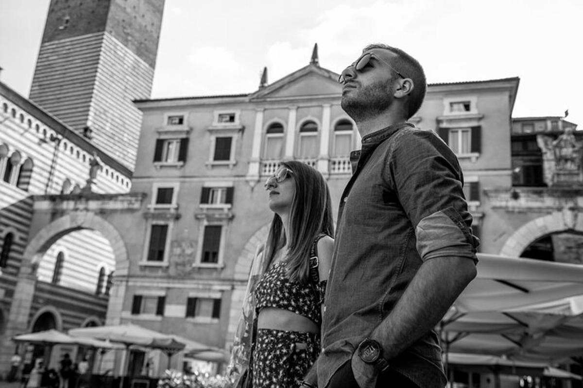 un uomo e una donna in piedi davanti a un edificio