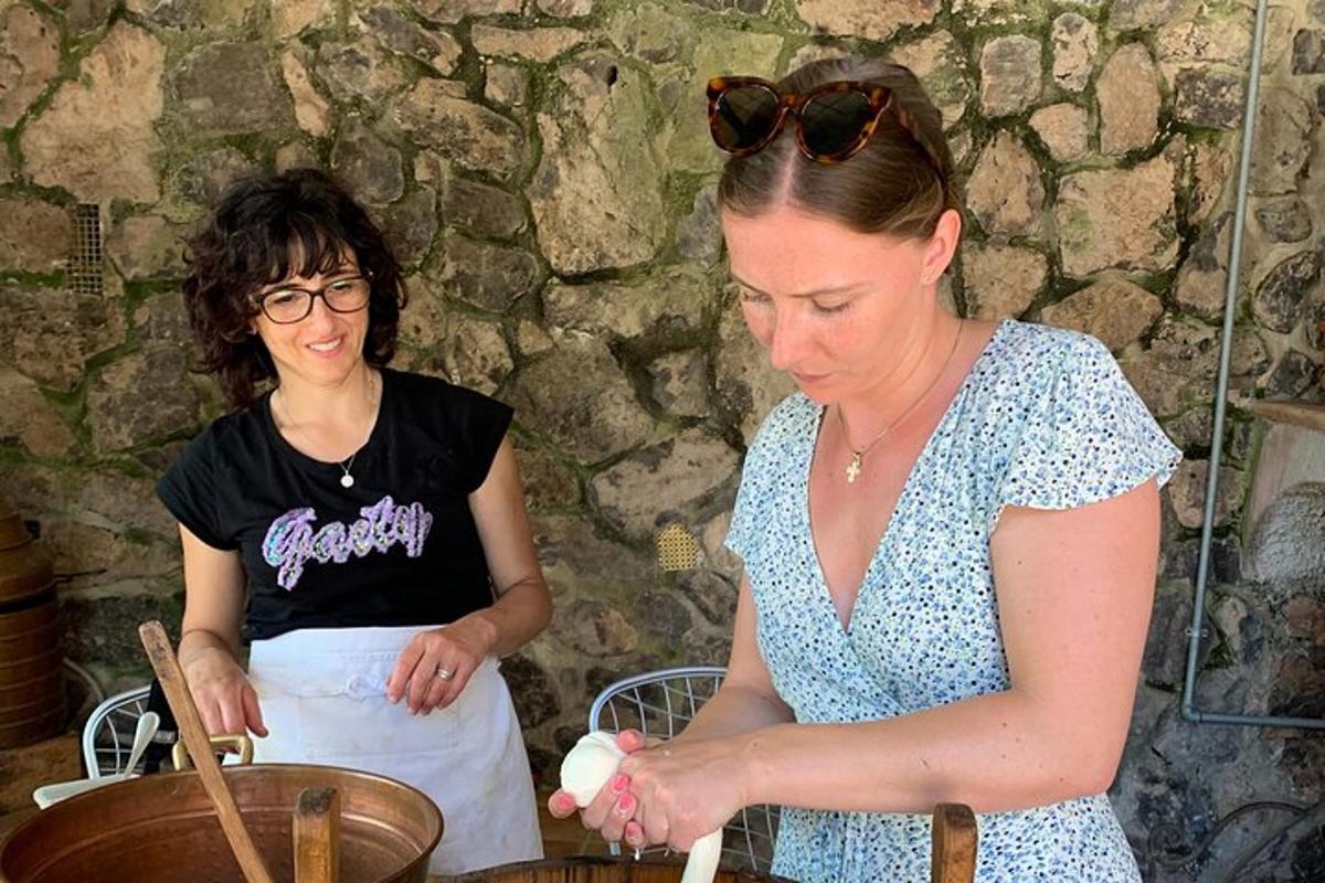 due donne in piedi una accanto all'altra che preparano il cibo