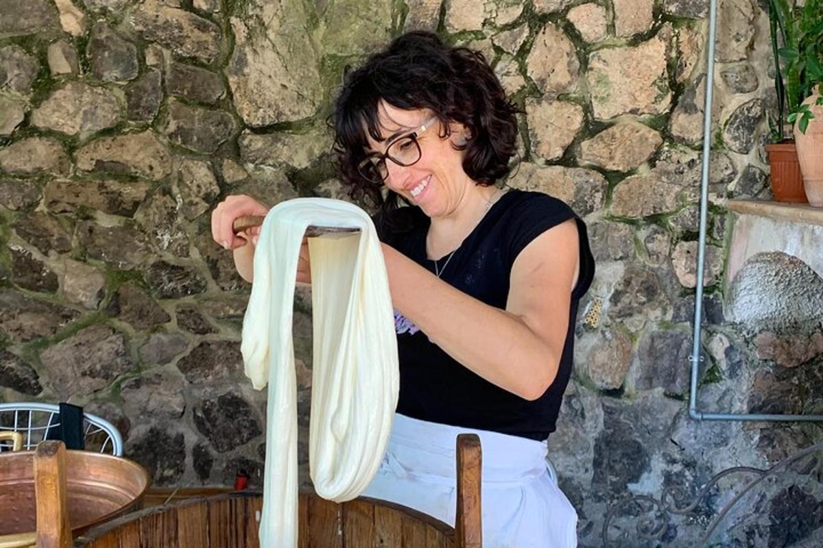 una dona sosté un tros de paper