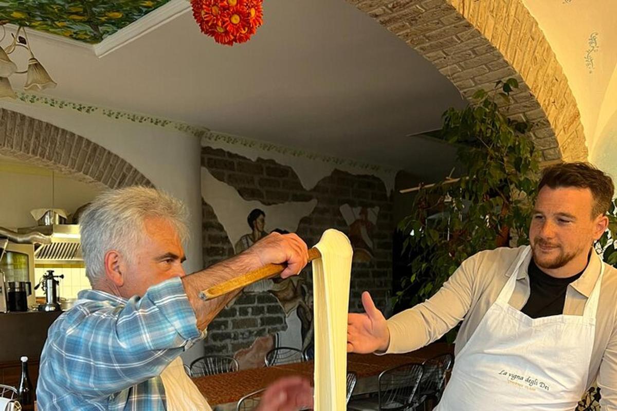 un uomo che tiene una mazza da baseball accanto a un altro uomo