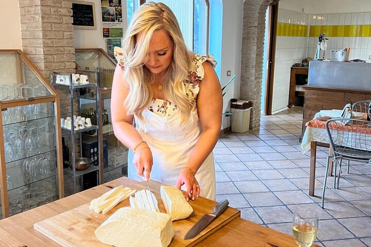 una donna che taglia il cibo su un tagliere