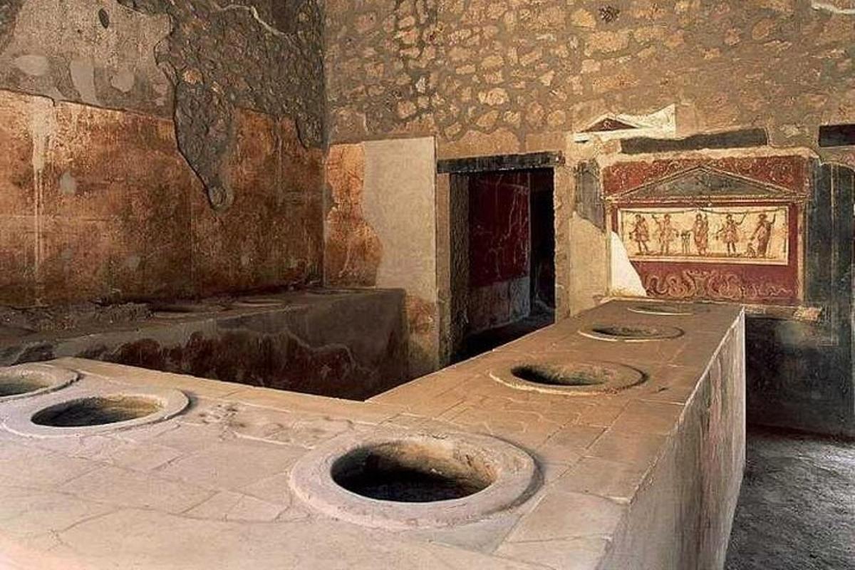uma sala com três buracos no chão de um prédio