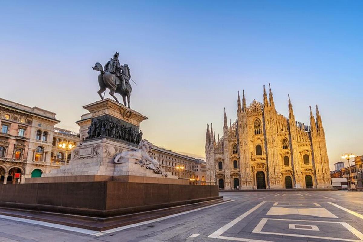 una statua di un uomo a cavallo davanti a un edificio