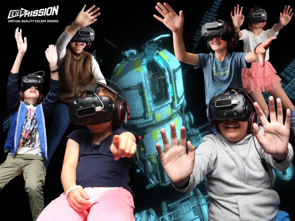 egy csoport gyerek virtuális valóság sisakot visel