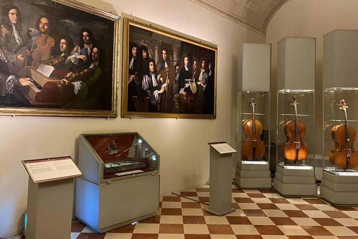 un museo con violini esposti in una stanza