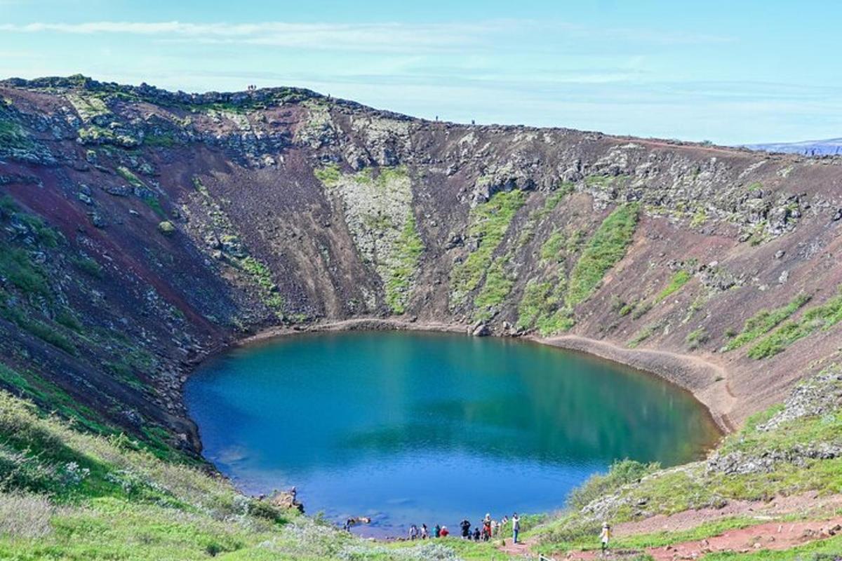 velké modré jezero na úbočí hory