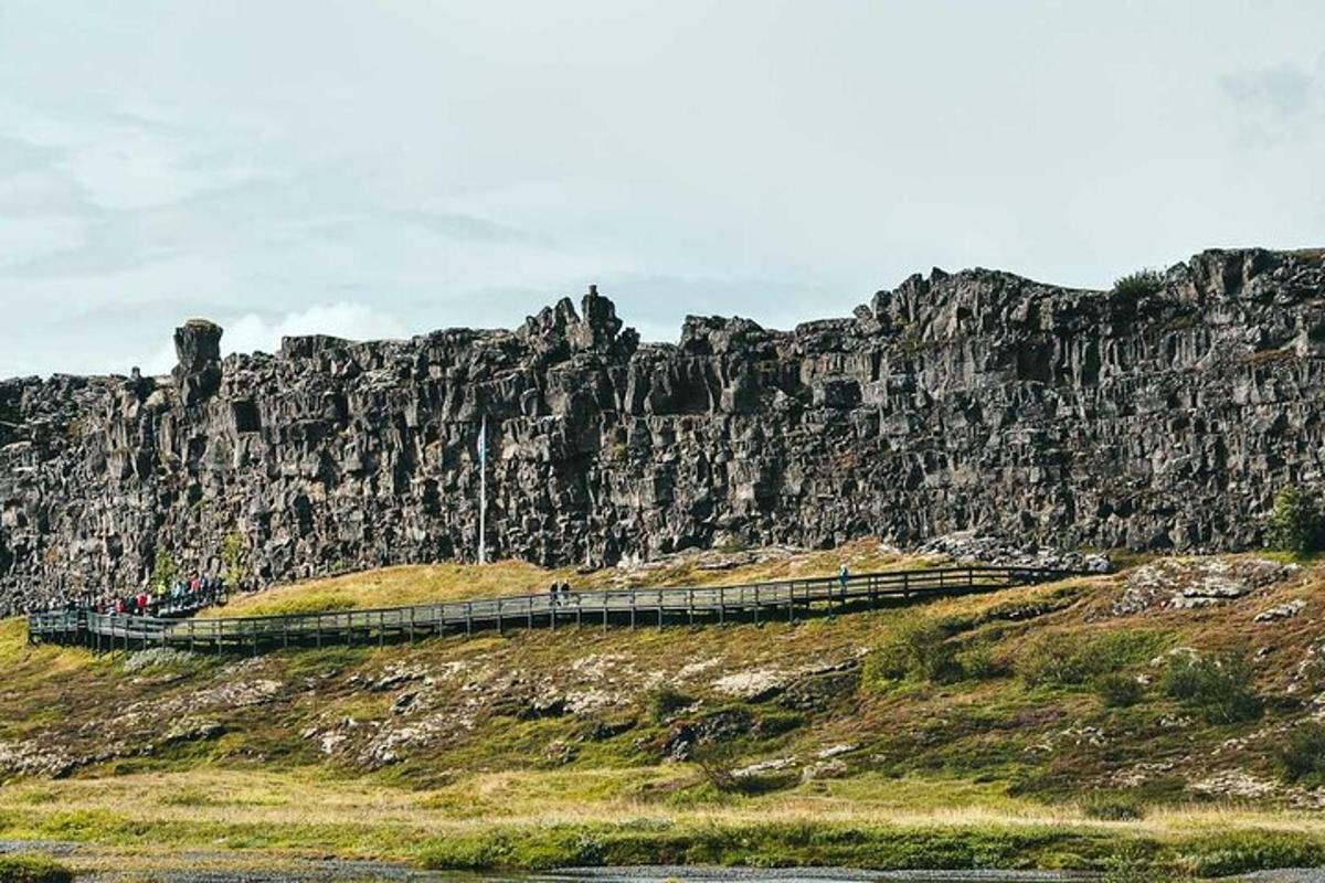 et tog på siden av et steinete fjell
