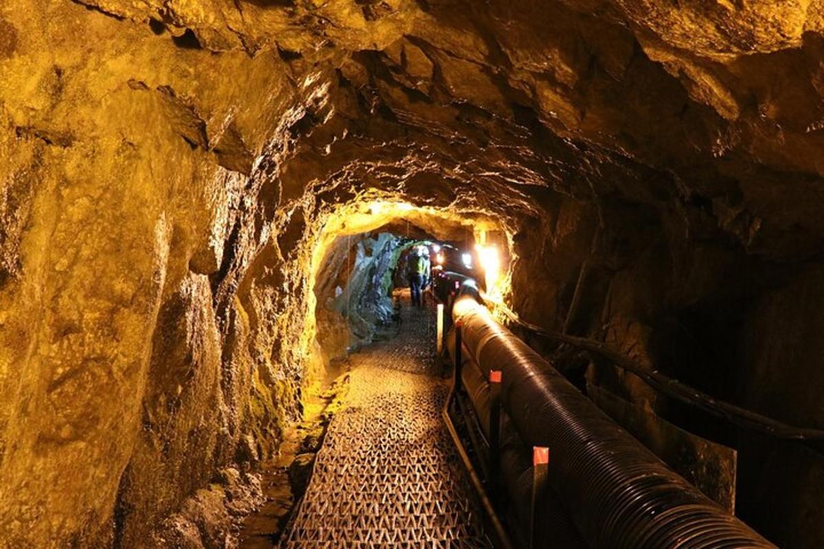 tunel v jeskyni s lidmi, kteří jím procházejí