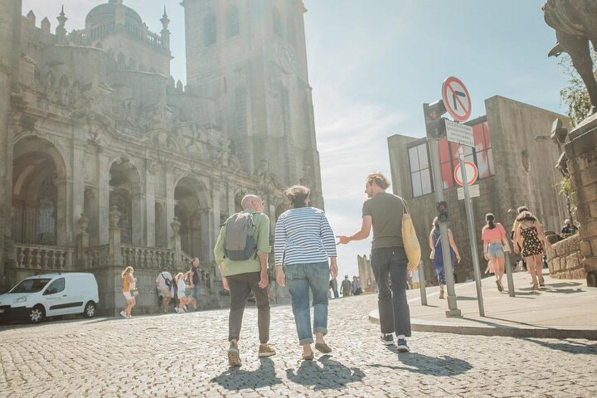 un gruppo di persone che camminano lungo una strada