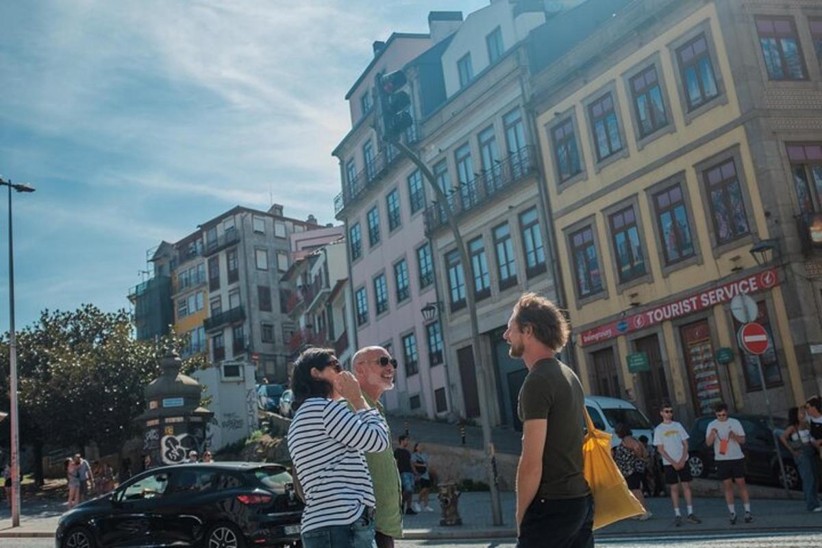 tre donne in piedi su una strada cittadina con edifici