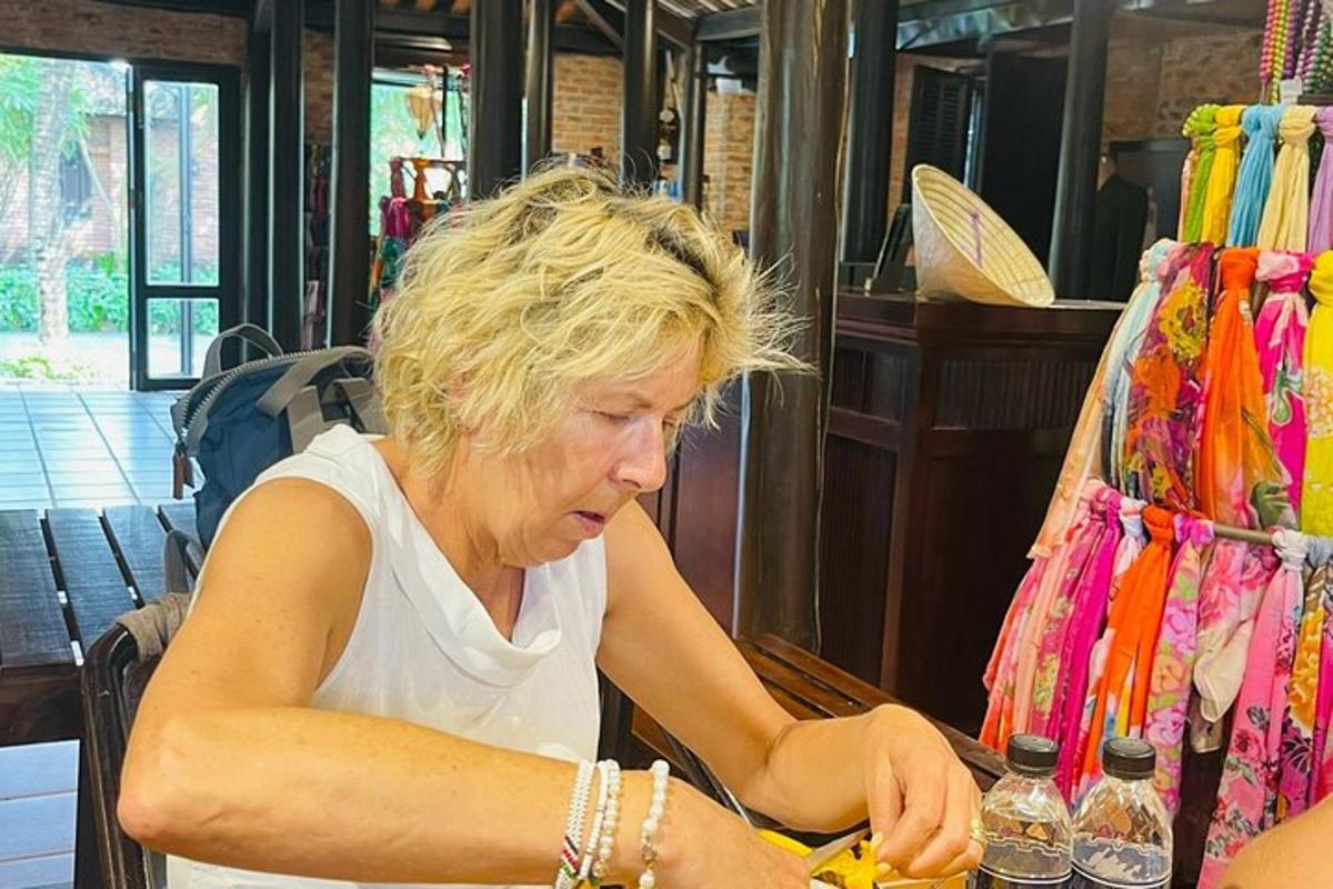 eine Frau, die an einem Tisch in einem Restaurant sitzt