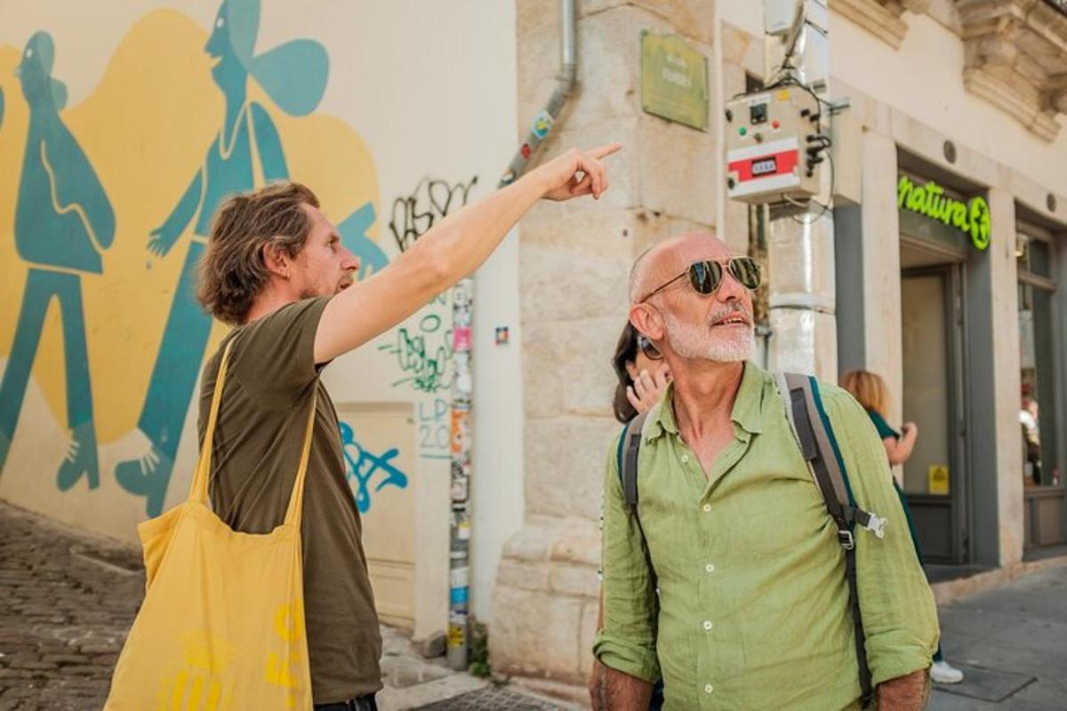una donna che indica un edificio con un uomo