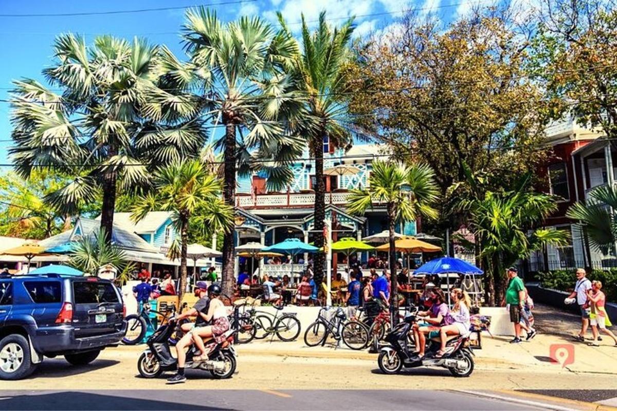 un grup de persones que condueixen motocicletes per un carrer de la ciutat