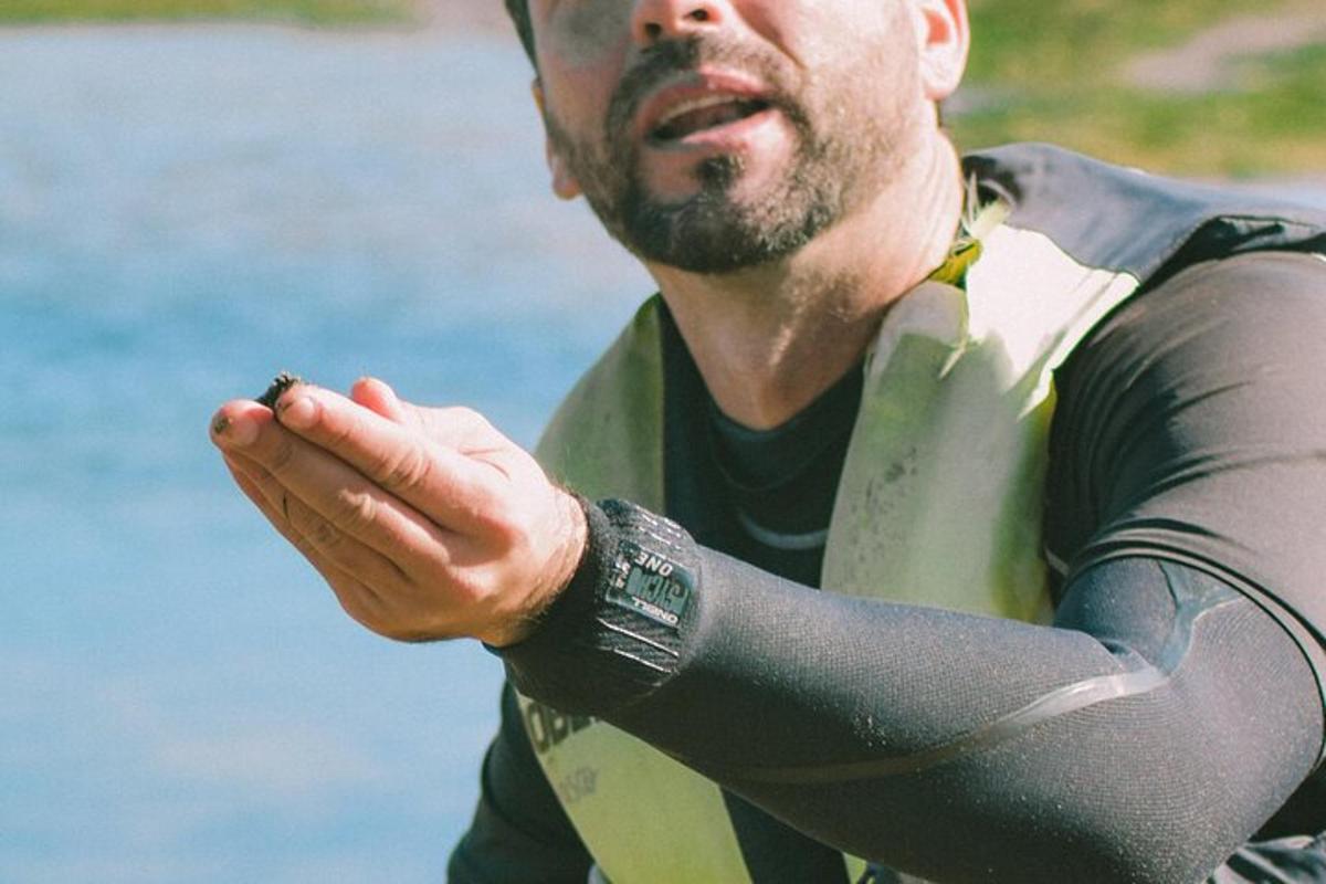un uomo in muta che tiene in mano una sigaretta