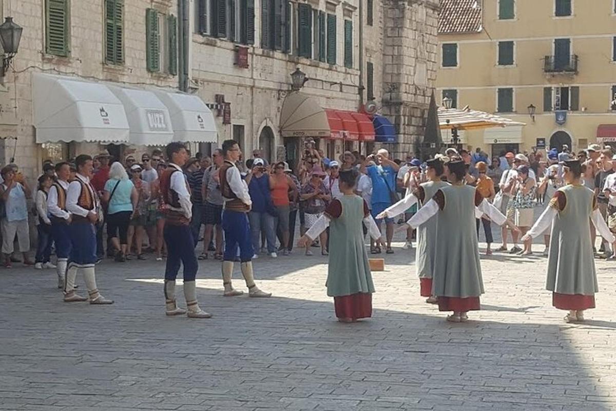 skupina lidí stojících na ulici