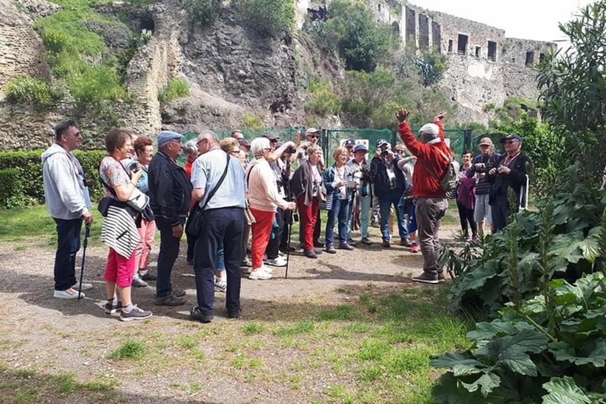 μια ομάδα ανθρώπων που στέκονται μπροστά σε ένα βουνό