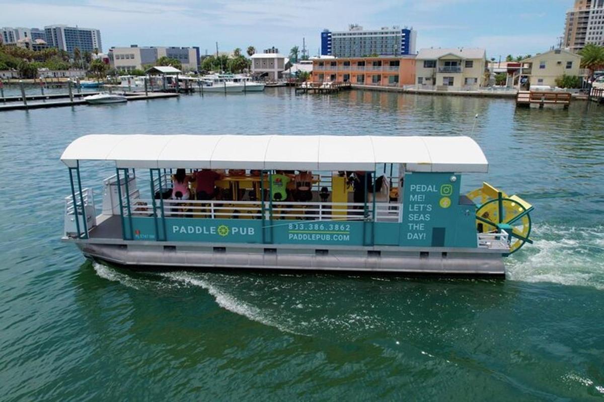 eine Fähre im Wasser mit Menschen darauf