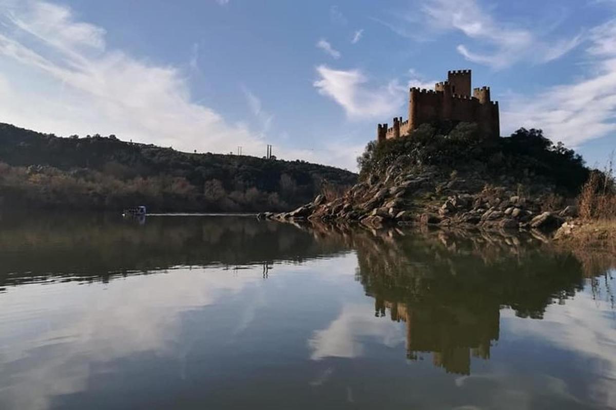 hrad na ostrove uprostred vodnej plochy