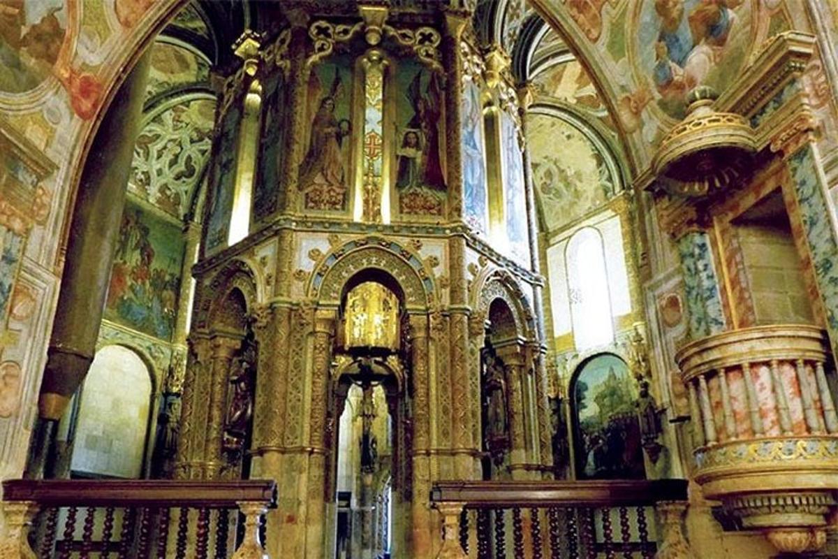 didelė bažnyčia su dideliais vargonais ir lubomis