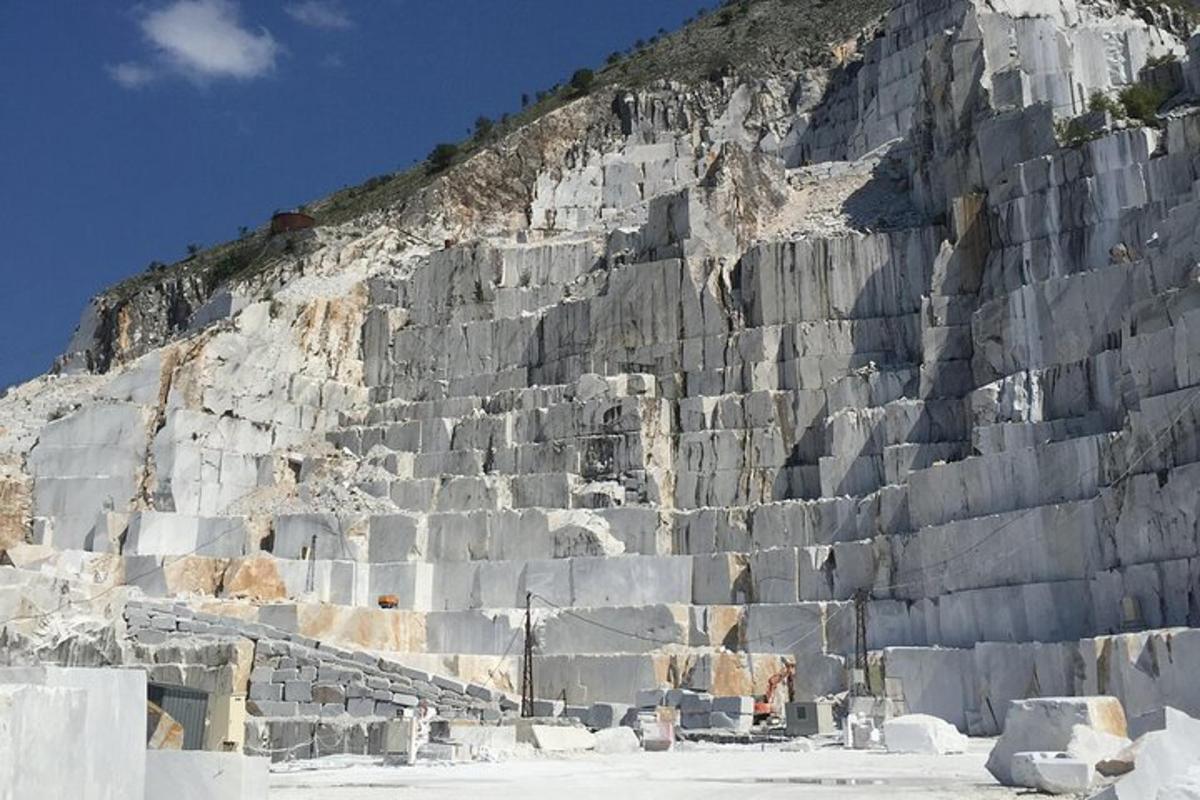 en stor steinmur ved siden av et fjell