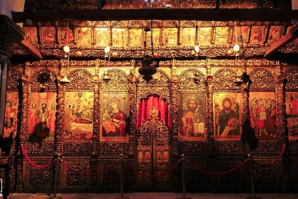 ένας τοίχος γεμάτος εικόνες αμαρτωλών και αγίων