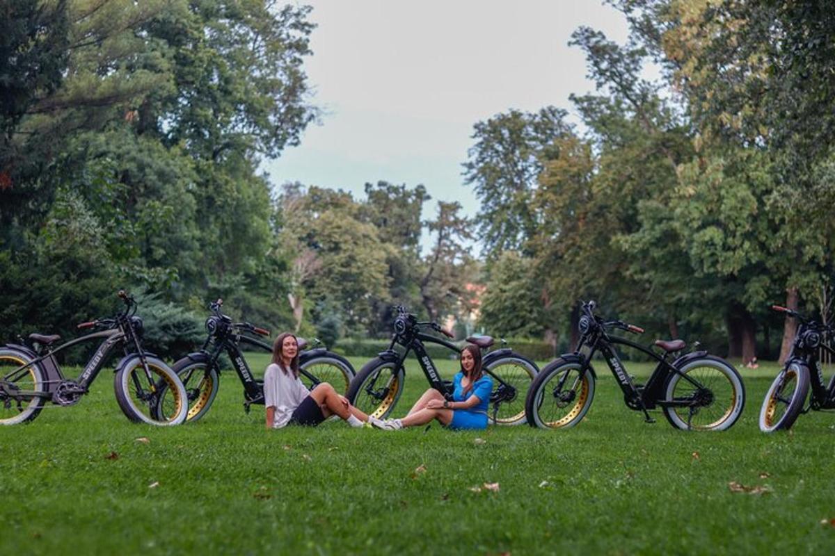 due donne sedute sull'erba con le loro biciclette