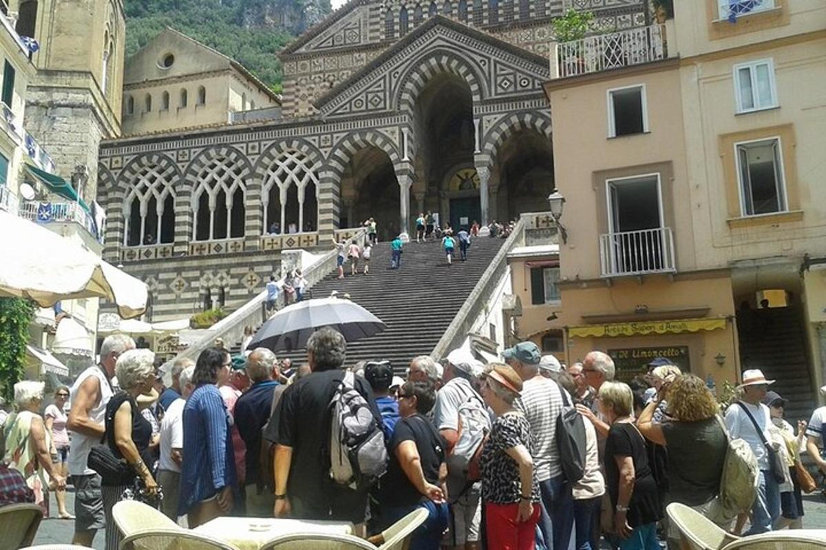 o mulțime de oameni care stăteau în fața unei clădiri