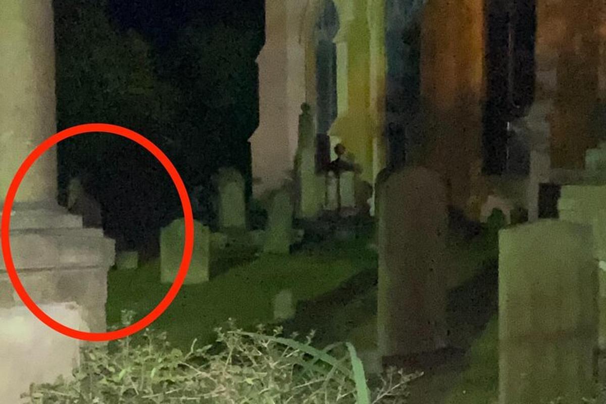 ένας κόκκινος κύκλος στη μέση ενός κτιρίου