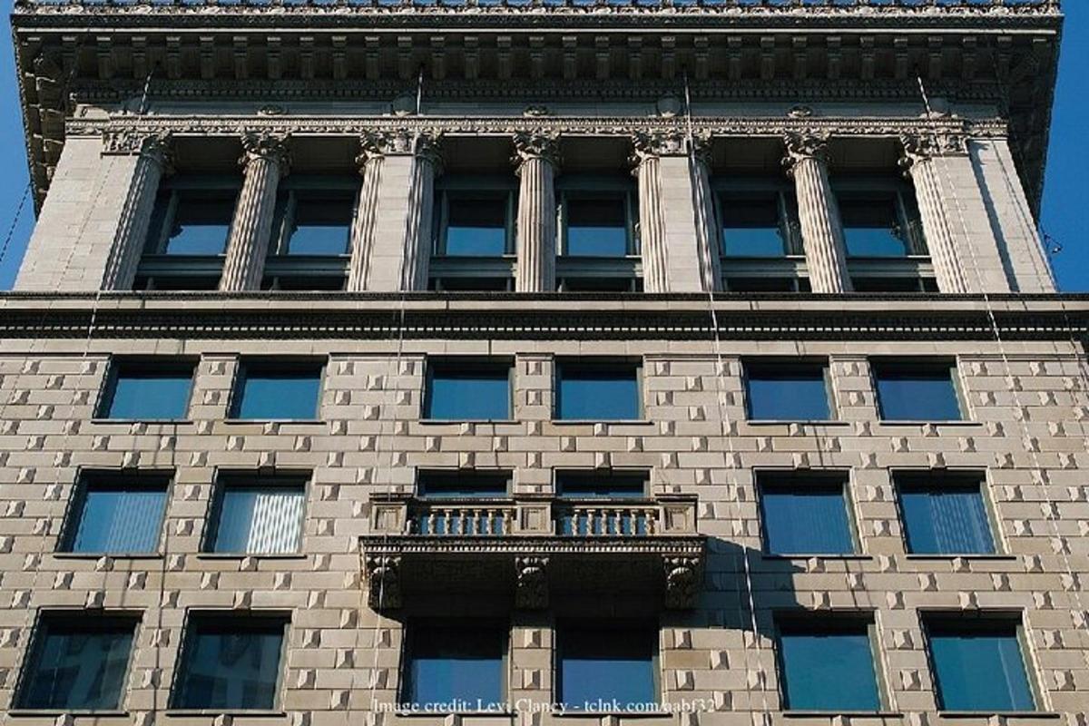висока цегляна будівля з балконом