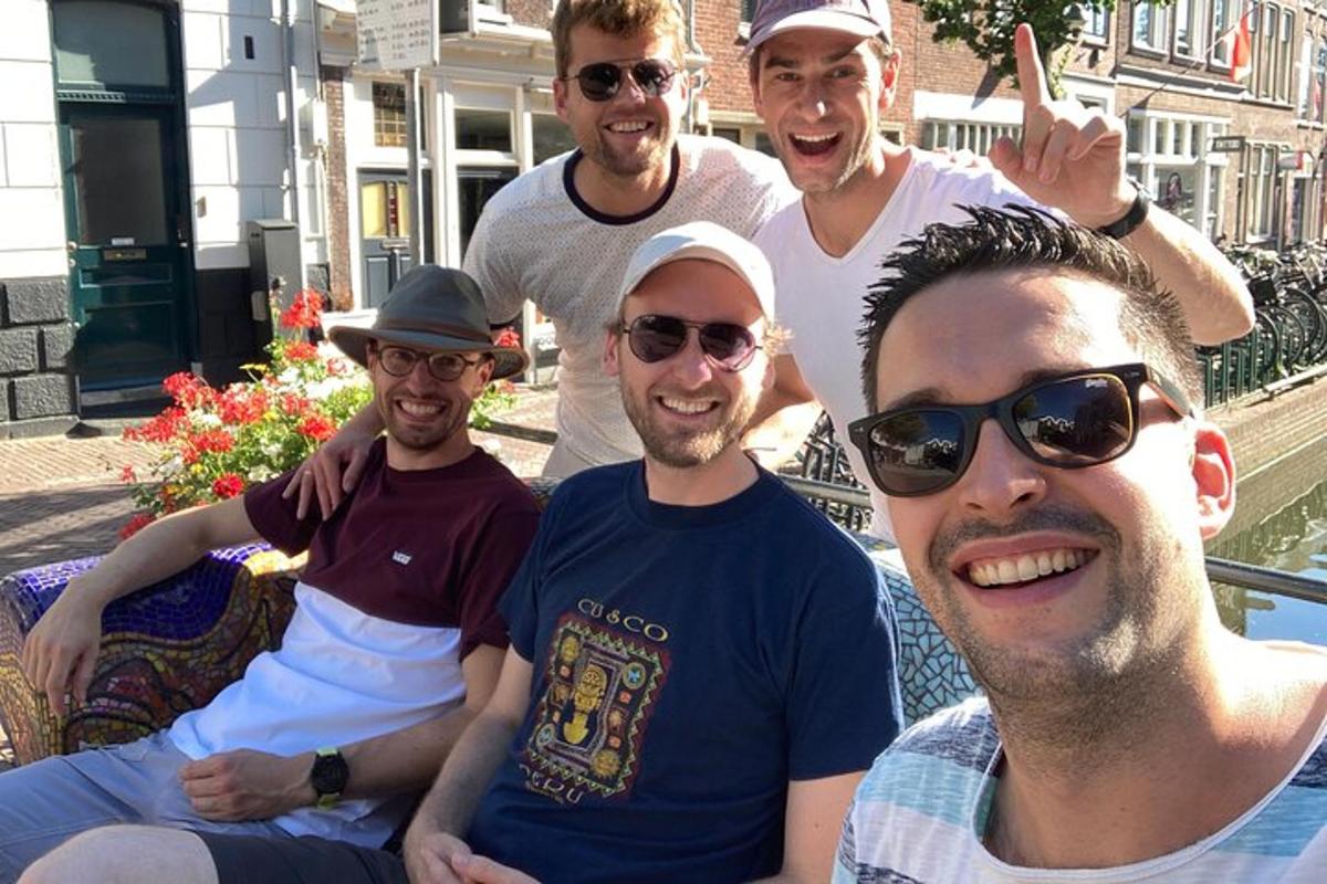 un gruppo di uomini posa per una foto