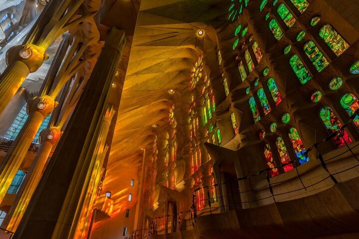 içinde renkli vitray pencereler bulunan bir kilise