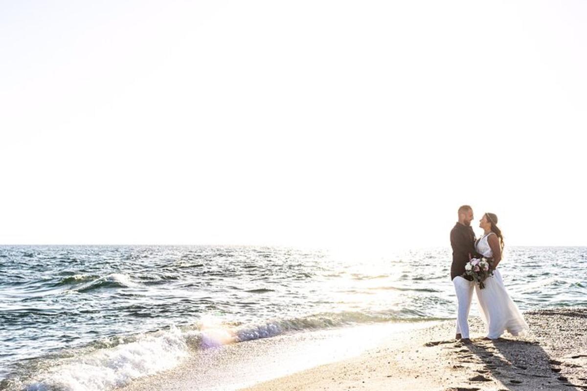 Una novia y un novio de pie en la playa