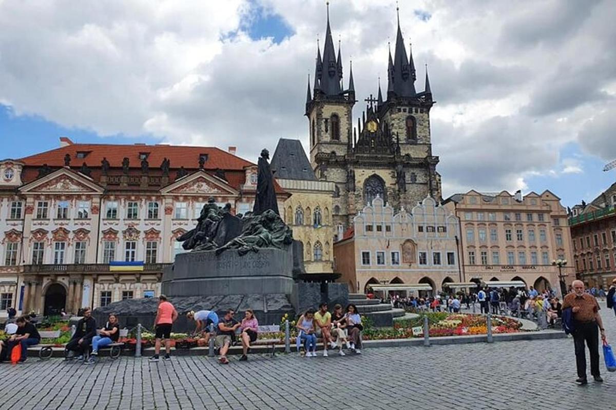 una plaza de la ciudad con una estatua delante de un edificio